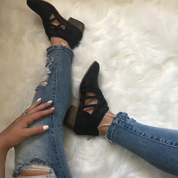 LAST 1️⃣ Vegan Leather Ankle Cut Out Bootie - Picture 3 of 7